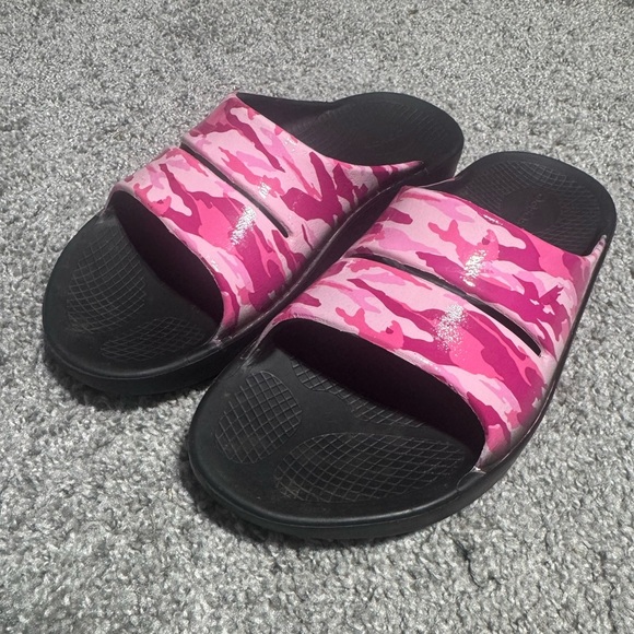 OOFOS Shoes - OOFOS Pink Camo Women's Slides Size 10